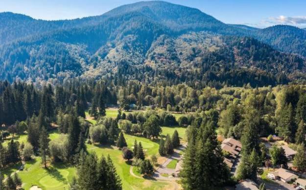 Whispering Woods Resort Welches Eksteriør bilde